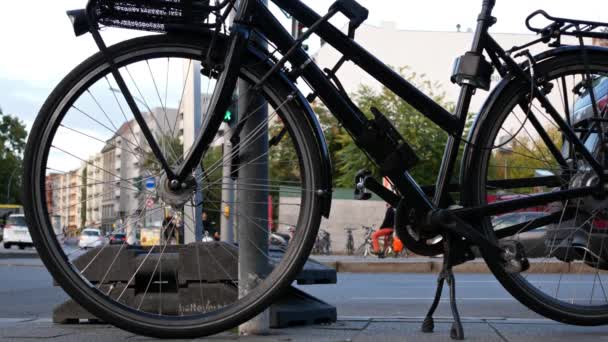 Concepto de tráfico de la ciudad: Primer plano de una bicicleta en frente de una calle, enfoque seleccionado — Vídeo de stock