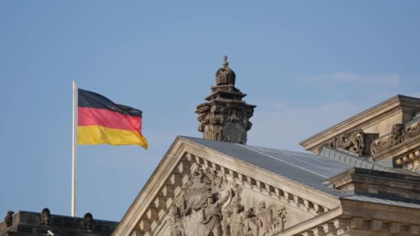 Bandera alemana sobre el Reichstag en Berlín, Alemania ondeando al viento — Vídeo de stock