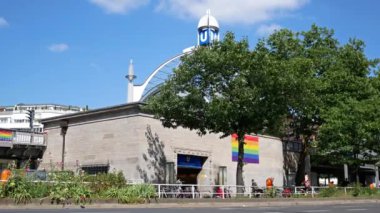 İnsanlara Nollendorfplatz Metro İstasyonu, Berlin, Almanya