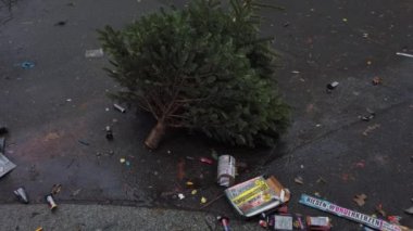 Noel ağacı ve yeni yıl arifesinde çöp sokak, Berlin, Almanya