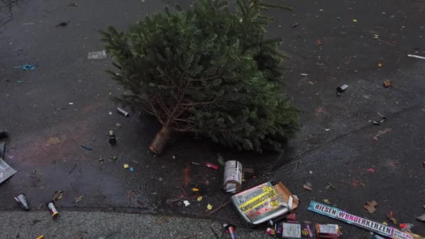 Julgran och nyårsafton skräp på gatan i Berlin, Tyskland — Stockvideo