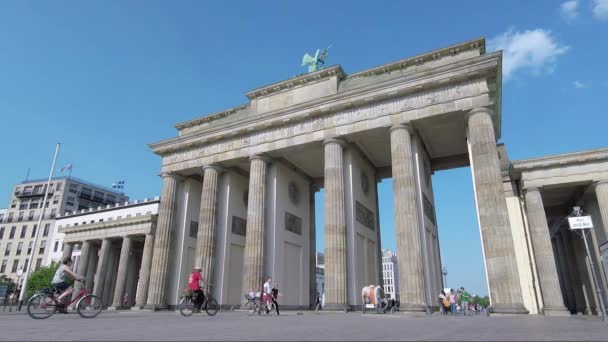 Berlín Alemania Mayo 2018 Turistas Famoso Brandenburger Tor Puerta Brandenburgo — Vídeos de Stock