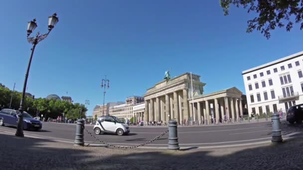 Balık-gözü zaman atlamalı: Turist ve Brandenburger Tor Berlin'de trafik — Stok video