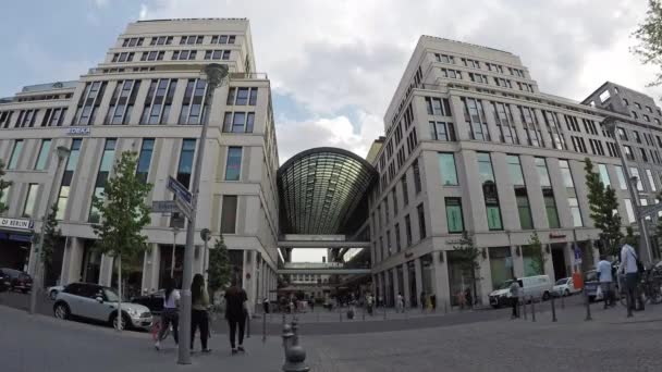Tidsfördröjning: Turister och trafik vid köpcentret LP12: a Mall i Berlin i Berlin — Stockvideo
