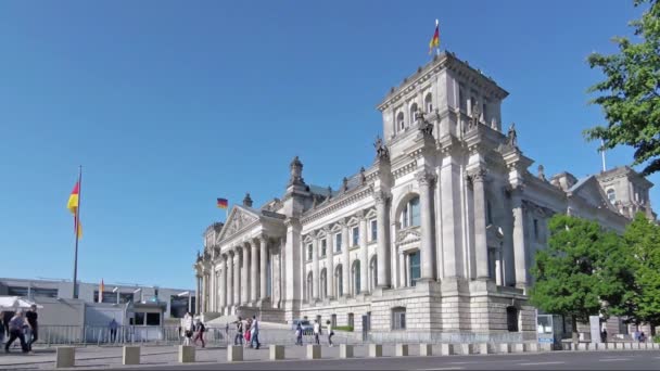 Trafik ve turistler önünde Berlin Reichstag yaz aylarında — Stok video