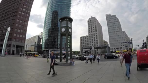 La gente en el reloj en la famosa Potsdamer Platz en Berlín en verano — Vídeo de stock