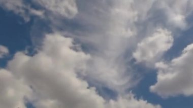 Zaman atlamalı: Hızlı beyaz bulutlar hareket ile bulutlu gökyüzü