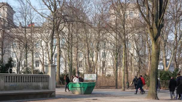 Туристы в парке Тиргартен со зданием Рейхстага в Берлине, Германия — стоковое видео