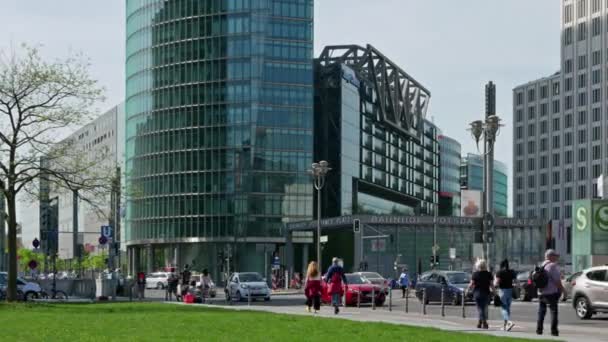 Tid förflutit Pan Shot: Trafik vid Potsdamer Platz i Berlin, Tyskland — Stockvideo