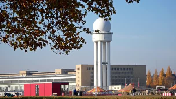 Rrp 117 Radarturm im Tempelhofer Feld hinter Herbstlaub in Berlin — Stockvideo