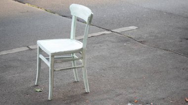 Yolda beyaz boş ahşap sandalye