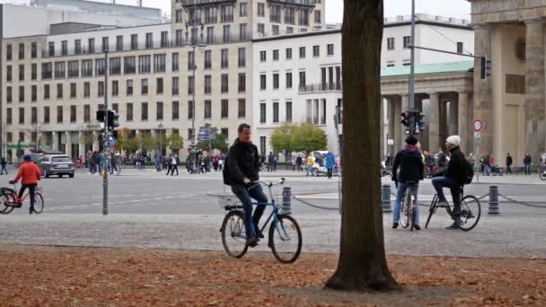 Turistler ve Trafik Brandenburg Kapısı, Berlin, Almanya önünde pan — Stok video