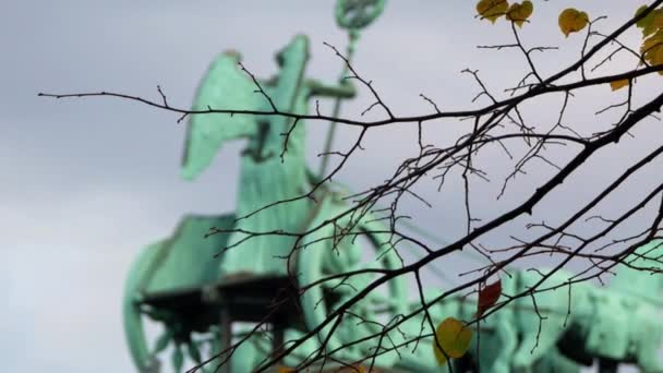 Quadriga av Brandenburger bakom grenar och blad i Berlin, zooma ut — Stockvideo