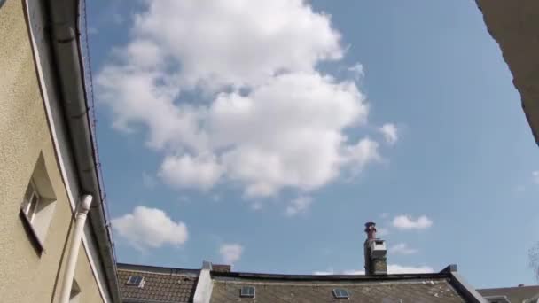 Tid förflutit Fisheye: Taket framför en blå himmel med snabbrörliga moln — Stockvideo