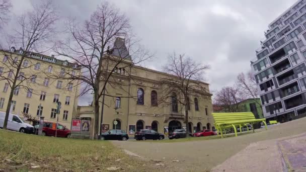 Time Lapse: In front of The Theatre of Berliner Ensemble — стоковое видео