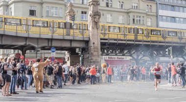 Seyirci ve koşucular, Berlin Maratonu 2016, tren arka planda