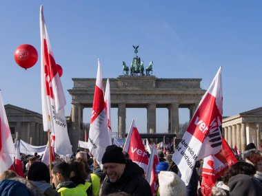 Göstericiler, Brandenburg Geçidi, Berlin işçi sendikası Gew gösteri