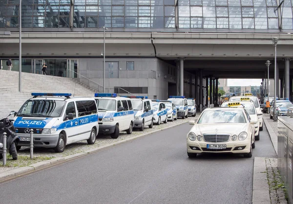Une rangée de taxis et de voitures de police à Berlin Hauptbahnhof, ce qui signifie gare centrale de Berlin en langue allemande — Photo