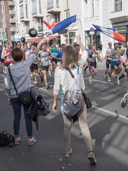 Spettatori con bandiere francesi alla maratona di Berlino 2016 — Foto Stock