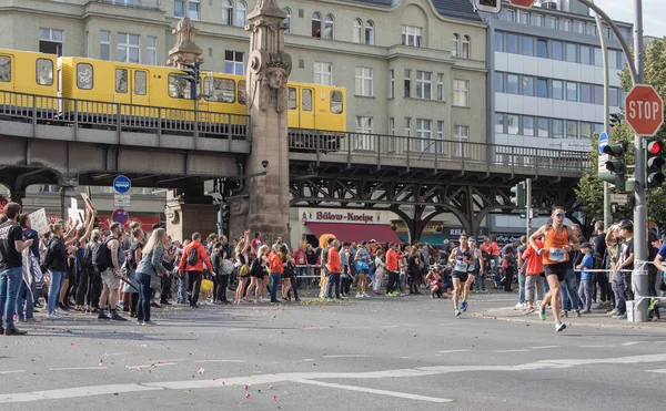 Spettatori e corridori alla maratona di Berlino 2016, Treno sotterraneo sullo sfondo — Foto Stock