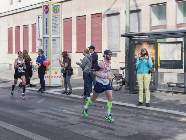 Spettatori alla fermata dell'autobus e corridori alla maratona di Berlino 2016 — Foto Stock