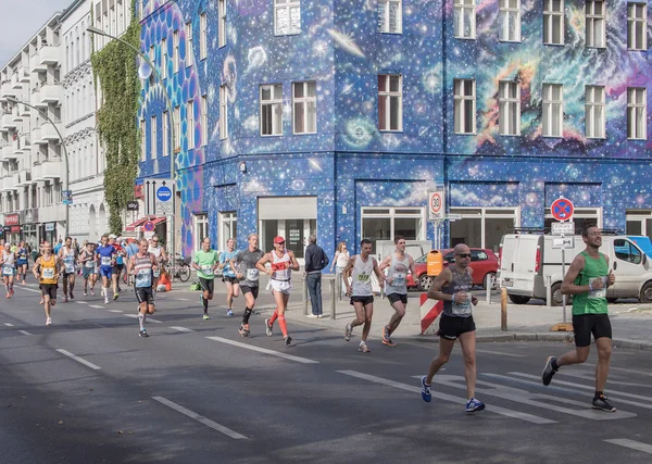 Runners At Berlin Marathon 2016 With Beautiful Blue House In The Background — Stock Photo, Image