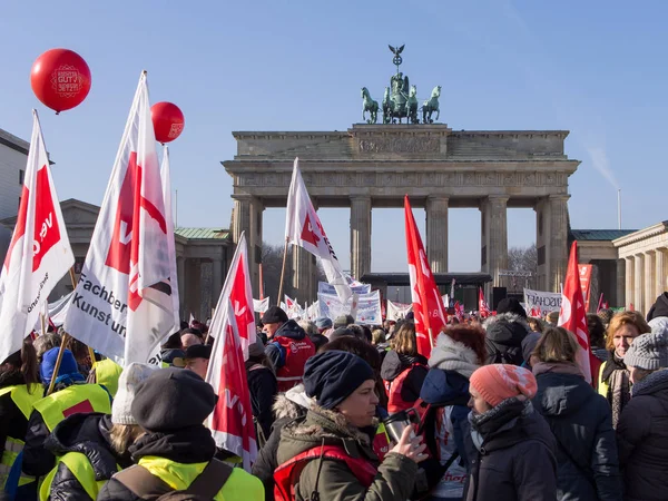 Göstericiler, Brandenburg Geçidi, Berlin işçi sendikası Gew gösteri