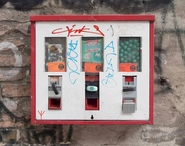Chewing gum vending machine in Berlin — Stock Photo, Image