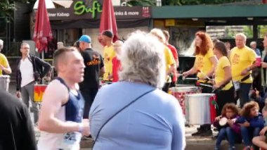 Seyirci, davulcular ve koşucular, Berlin Maratonu 2018, Berlin, Almanya