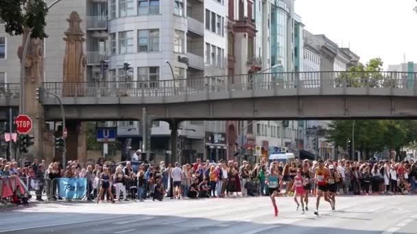 Espectadores e corredores na maratona de Berlim 2018 em Berlim, Alemanha — Vídeo de Stock