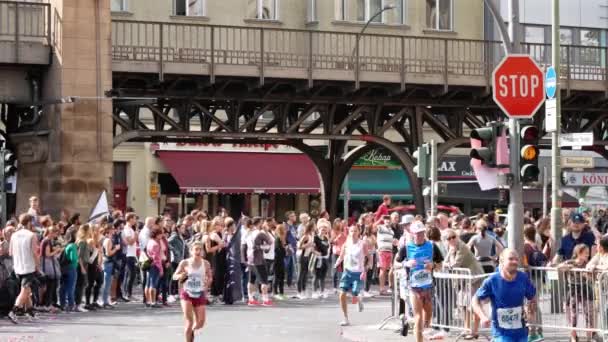 Espectadores y corredores en la maratón de Berlín 2018 en Berlín, Alemania — Vídeos de Stock