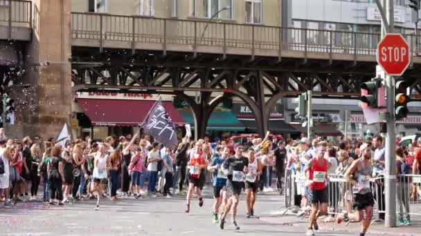 Espectadores y corredores en la maratón de Berlín 2018 en Berlín, Alemania — Vídeos de Stock