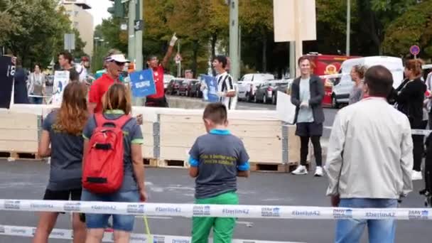 Espectadores y corredores en la maratón de Berlín 2018 en Berlín, Alemania — Vídeos de Stock