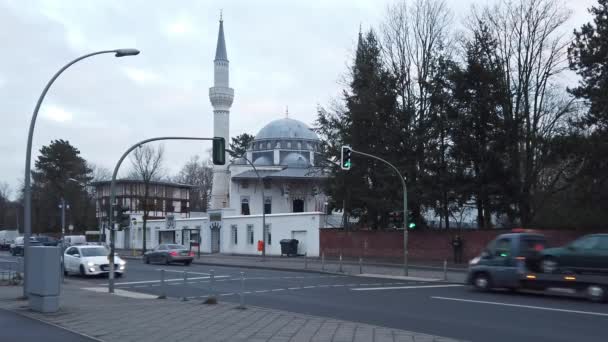 Tráfico frente a la mezquita de Sehitlik en Berlín, Alemania — Vídeo de stock