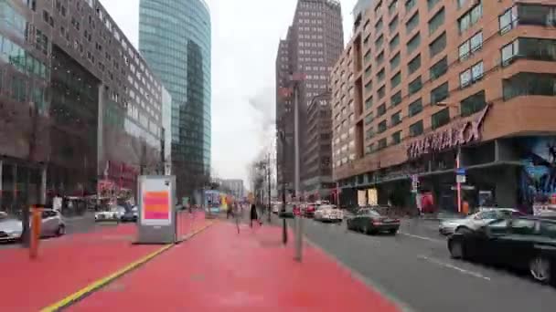 베를린, 독일의 포츠담 광장 도보 거리 시간 경과 — 비디오
