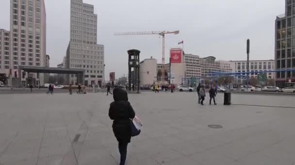 Time Lapse Walk Around The Clock At Potsdamer Platz In Berlin In Winter — Stock Video