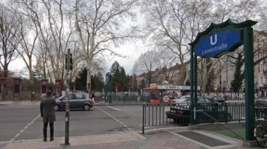 Zaman atlamalı: İnsanlar ve trafik, Metro İstasyonu Leinestrasse, Berlin, Almanya