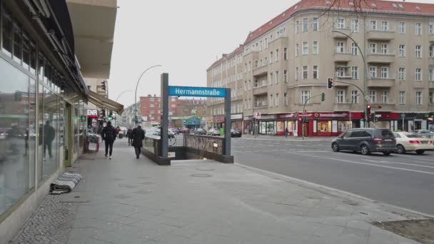 德国柏林 hermannstrasse 地铁站的人员和交通 — 图库视频影像