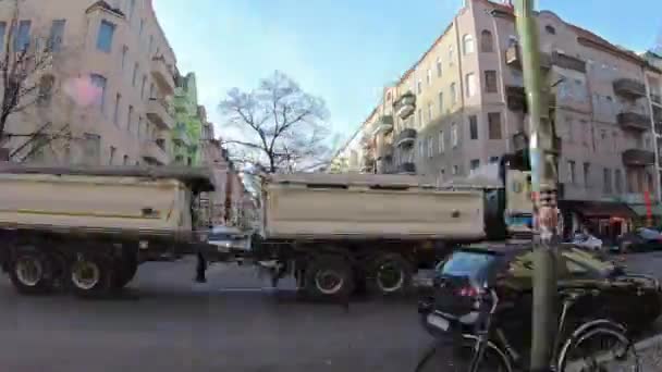 Tid förflutit promenad: Människor och trafik på Hermannstrasse i Berlin, Tyskland — Stockvideo