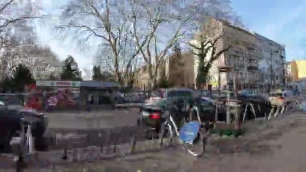 Tid förflutit promenad: Människor och trafik på Hermannstrasse i Berlin, Tyskland — Stockvideo