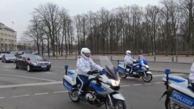 Polis eskortu, Berlin, Almanya Ermeni siyasetçi eşlik motosiklet ile