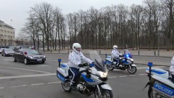 Polícia escolta com motocicletas acompanhando armênio político em Berlim, Alemanha — Vídeo de Stock