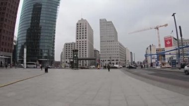 Potsdamer Platz de Berlin kışın saate zaman atlamalı yürüme