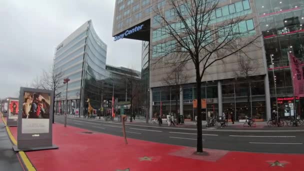 Zeitraffer: Verkehr und Werbung für das berlinale Filmfestival 2019 — Stockvideo