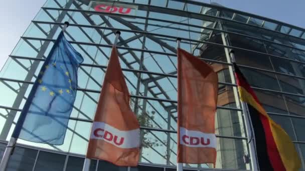 Banderas de la UE, Alemania y CDU frente a Konrad-Adenauer-Haus en Berlín, Alemania — Vídeo de stock