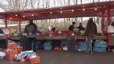 Tüccar ve alıcılar Türk Gıda Market Square, Berlin, Almanya