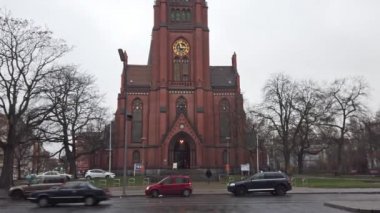 Trafik önünde Apostel Paulus Kilisesi, Berlin, Almanya