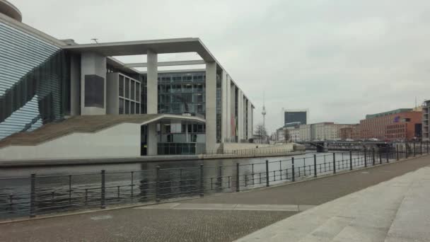 Alla banca del Reichstag con la torre della TV sullo sfondo — Video Stock
