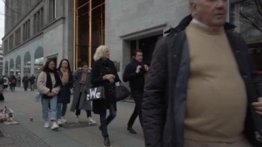 Alıcılar önünde büyük Kadewe Mağazası, Berlin, Almanya