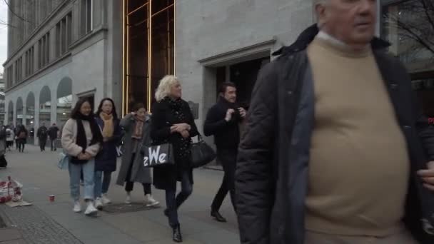 Compradores frente a los grandes almacenes Kadewe en Berlín, Alemania — Vídeo de stock